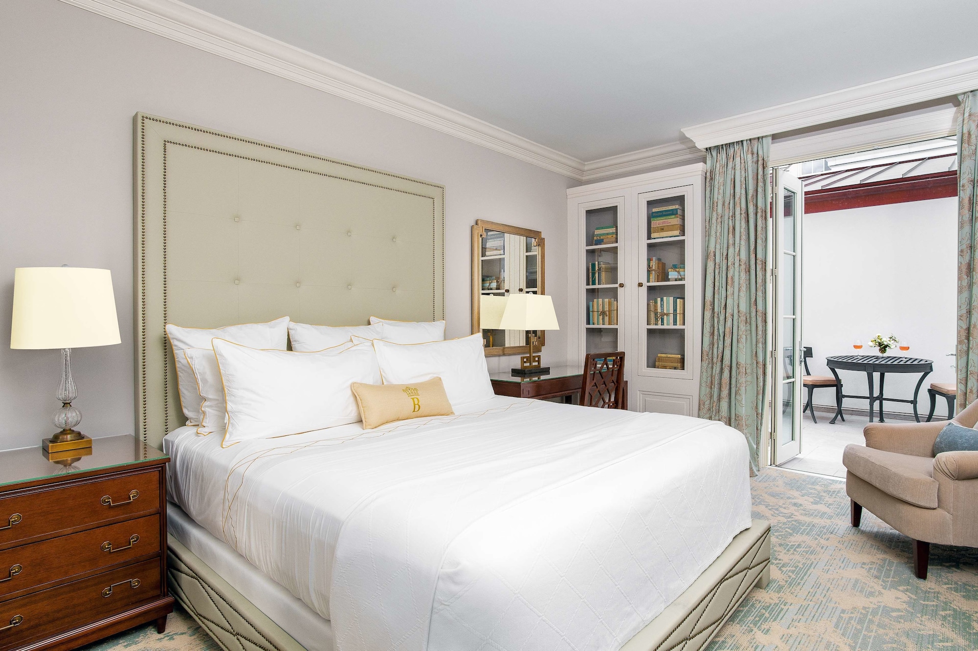 DELUXE, KING BED, PATIO