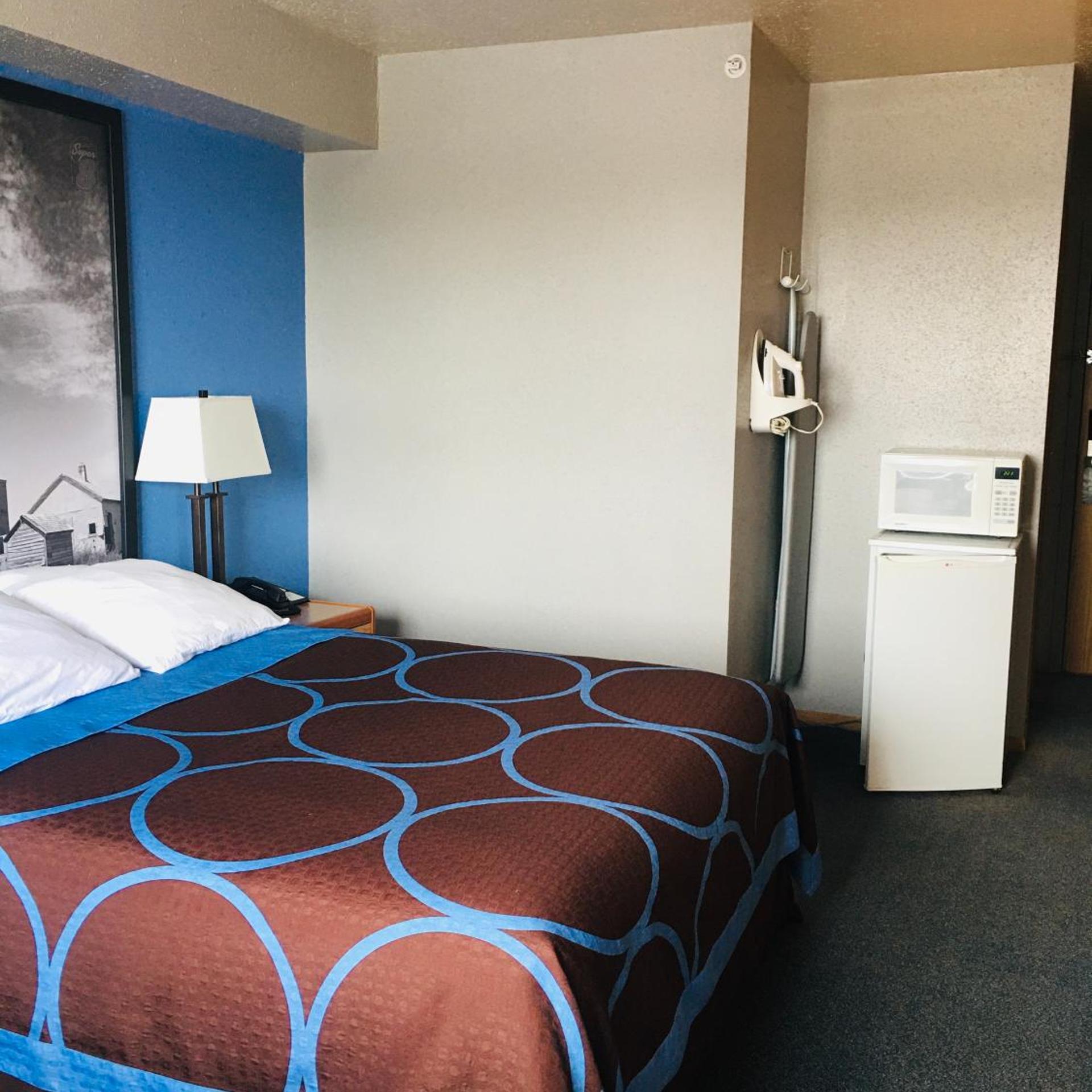 غرفة بسرير كينج وسرير كوين لذوي الإعاقة، Super 8 by Wyndham Swift Current 2/6