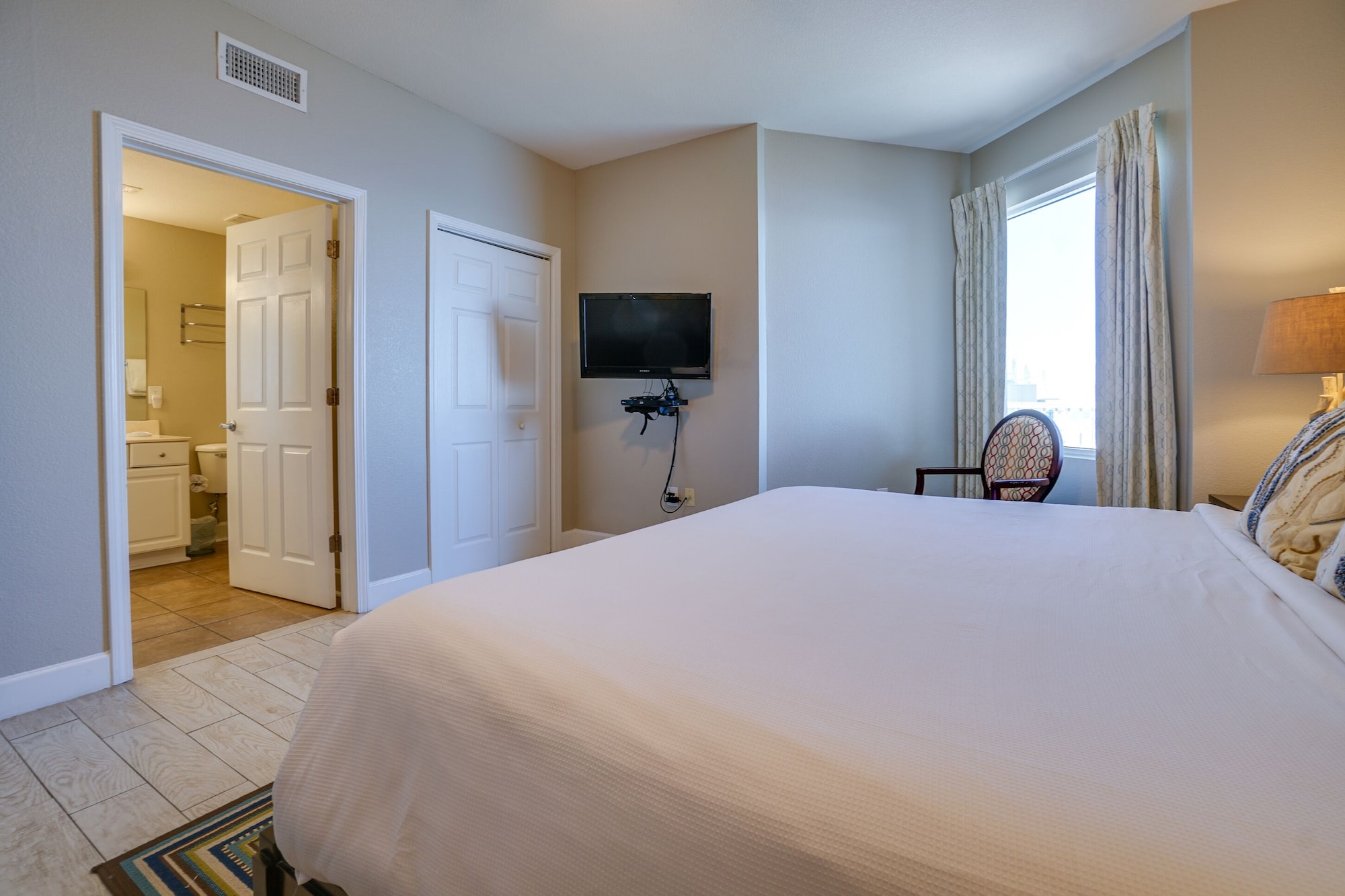 3 BEDROOMS, CONDO, SEA VIEW