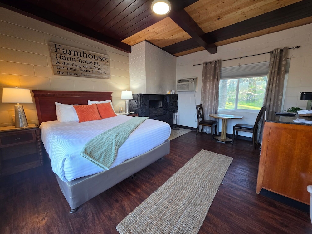 Traditional, Queen Bed, Pet Friendly