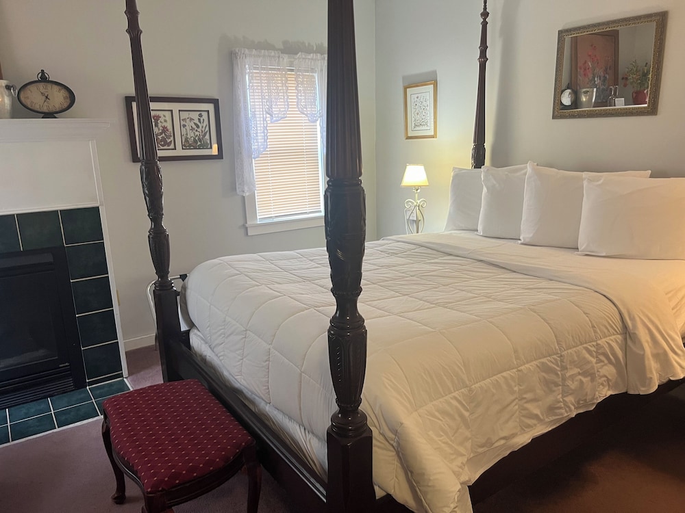 Monarch, King and Queen Bed