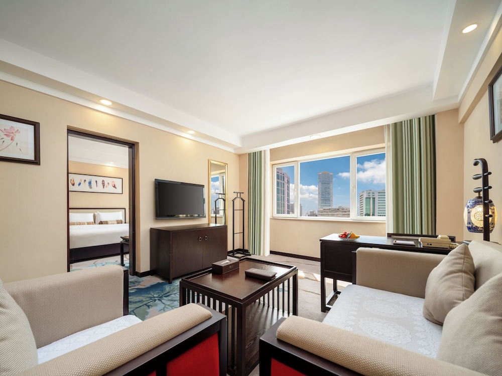 Guangdong Hotel (Sun Yat-sen Memorial Hall Station) 53/73