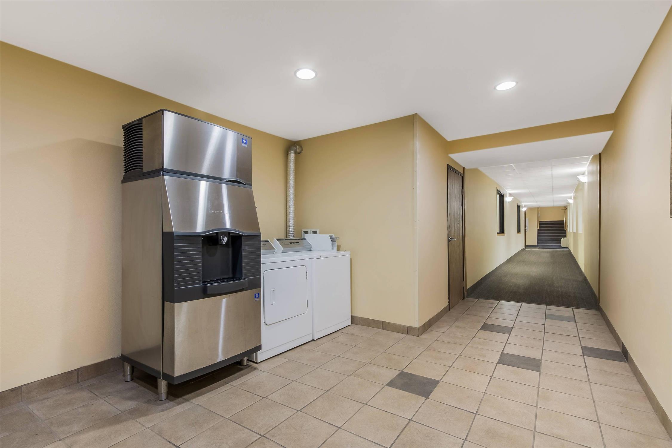 Econo Lodge Inn & Suites Yankton, SD 14/14