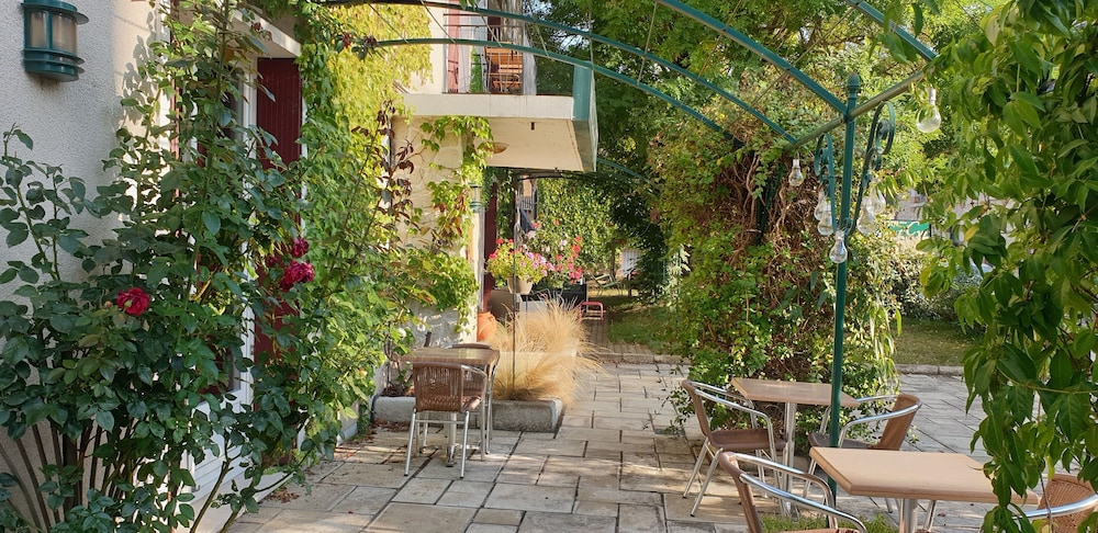 HOTEL LE SAINT CYR 35/41