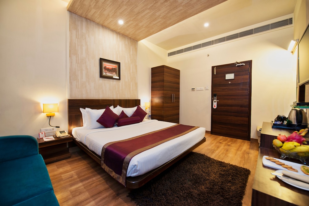 SAPNA CLARKS INN 23/47