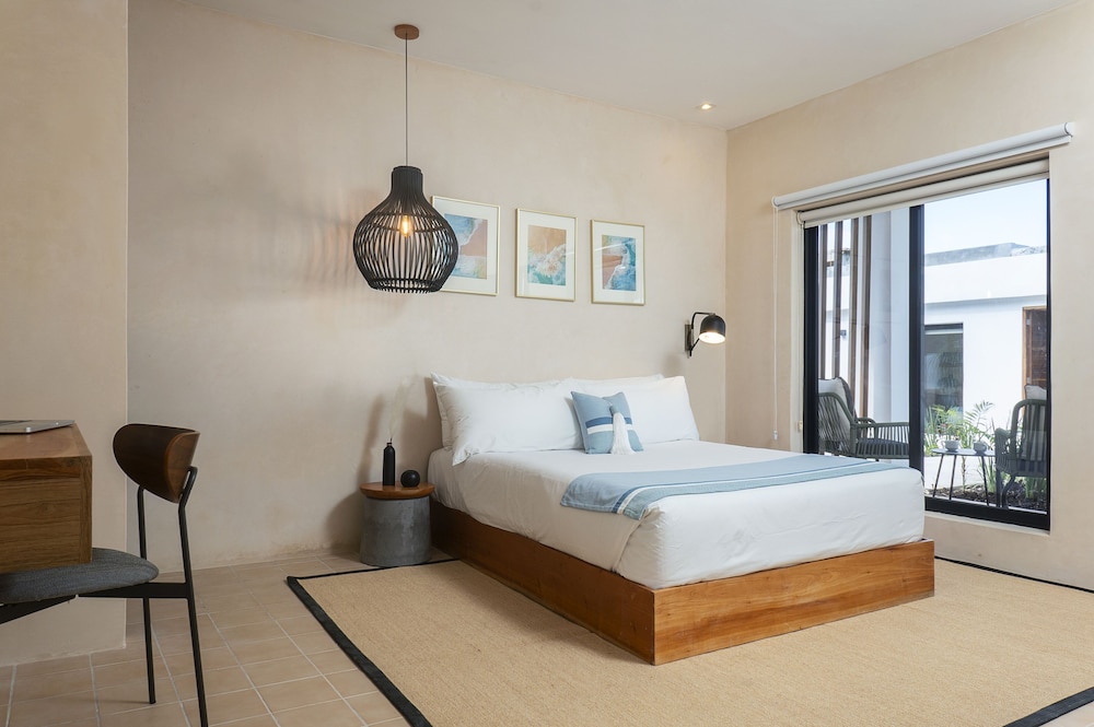 CLASSIC, QUEEN BED, COURTYARD VIEW