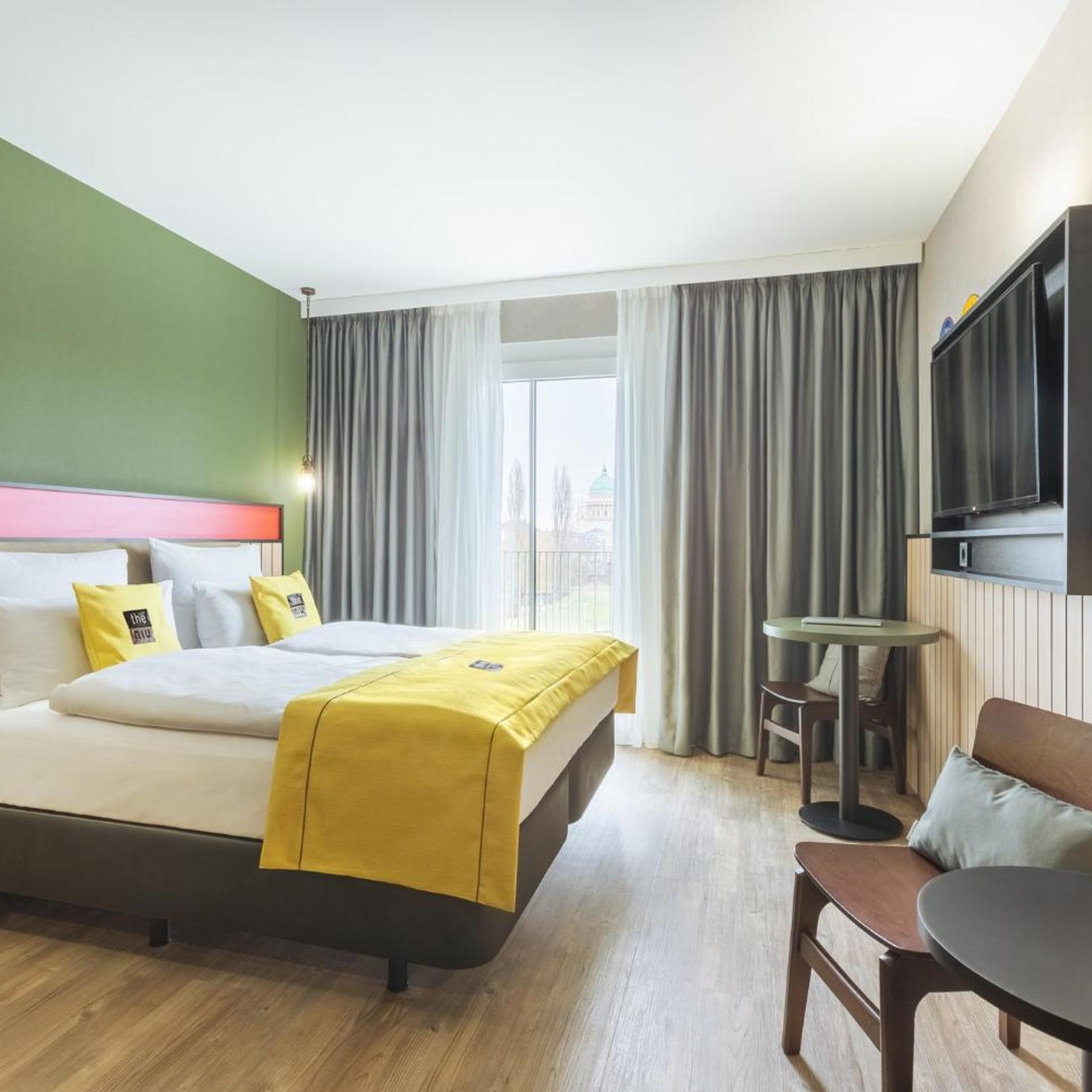 غرفة بريميوم بسرير كينج وسرير كوين بمطبخ صغير، Holiday Inn - the niu, Amity Potsdam by IHG 2/10
