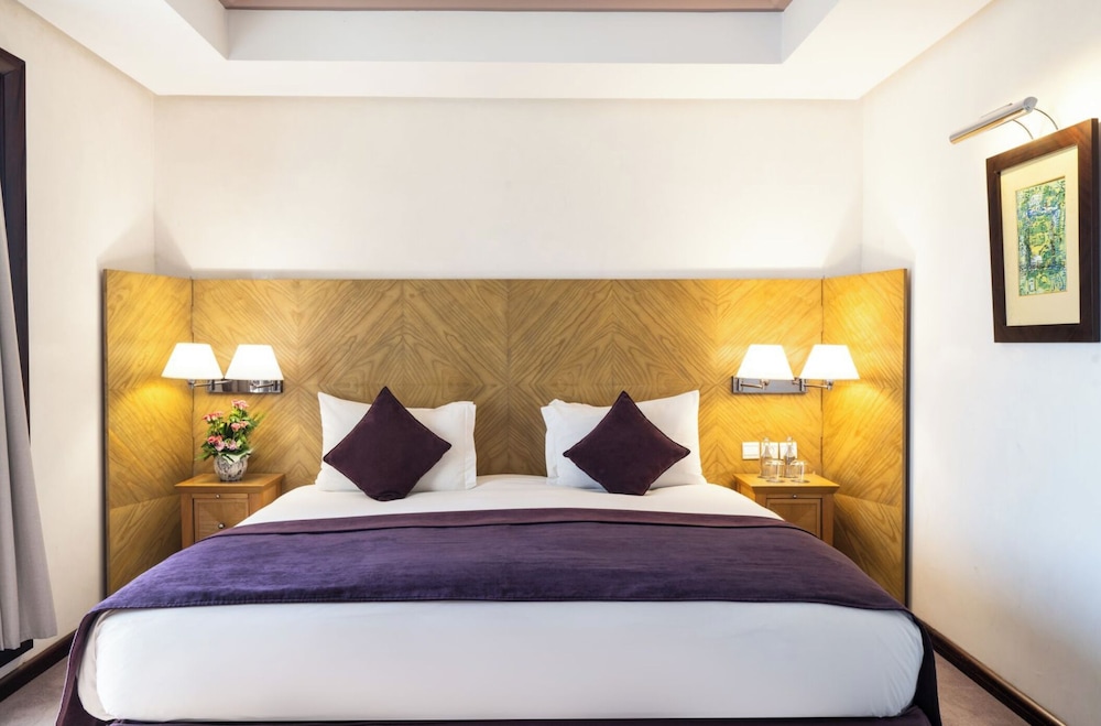 JUNIOR SUITE, KING BED