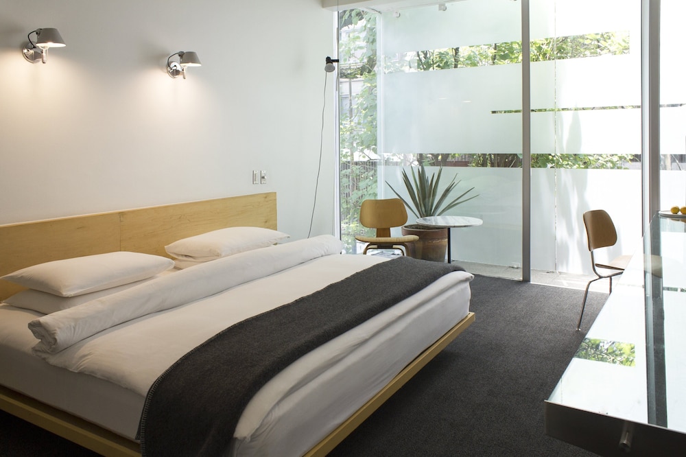 DELUXE, KING BED