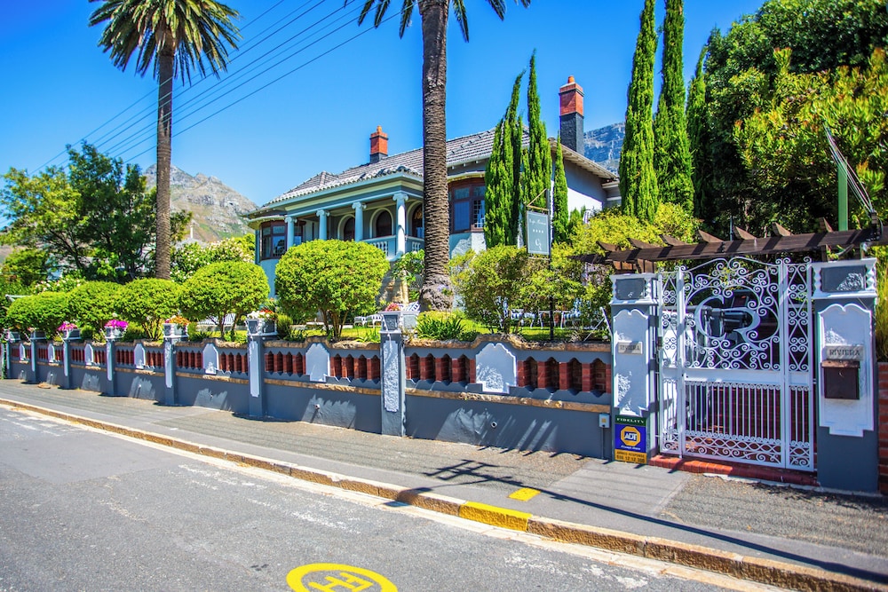 Cape Riviera Guesthouse 40/50