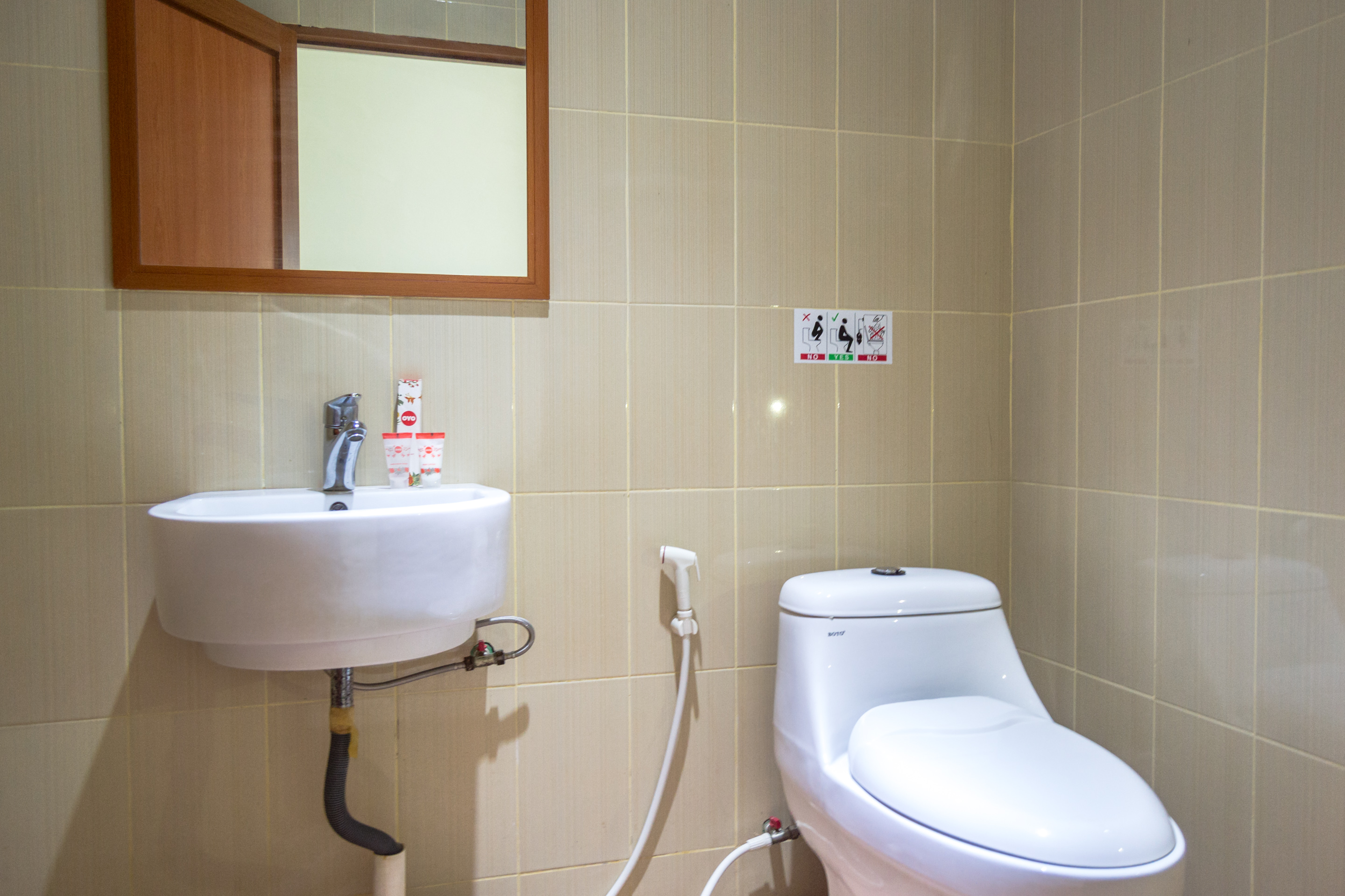 OYO 775 Aviari Hotel 50/50