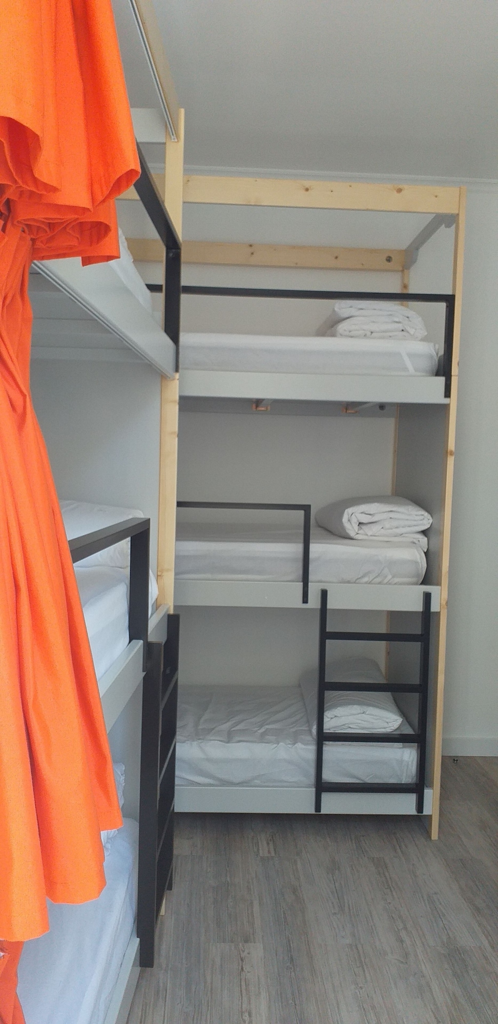 MALE DORM, 10 BEDS, SHARED BATHROOM