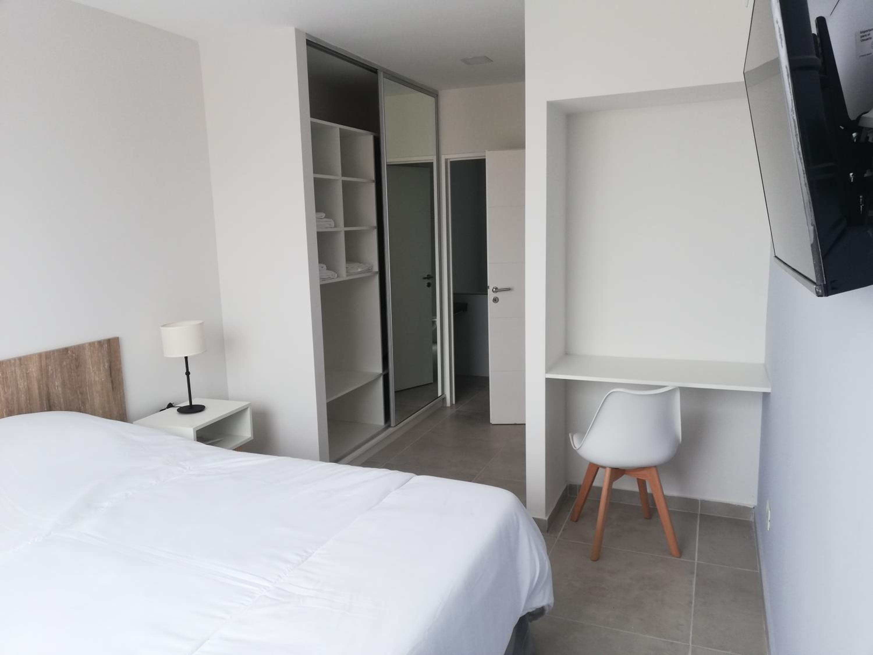 شقة بسرير كينج بغرفة نوم واحدة مع أريكة