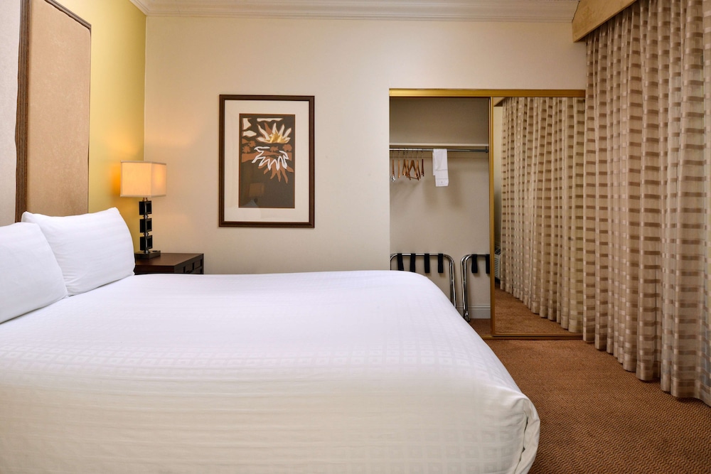 2 Bedrooms, Suite, King and Queen Bed
