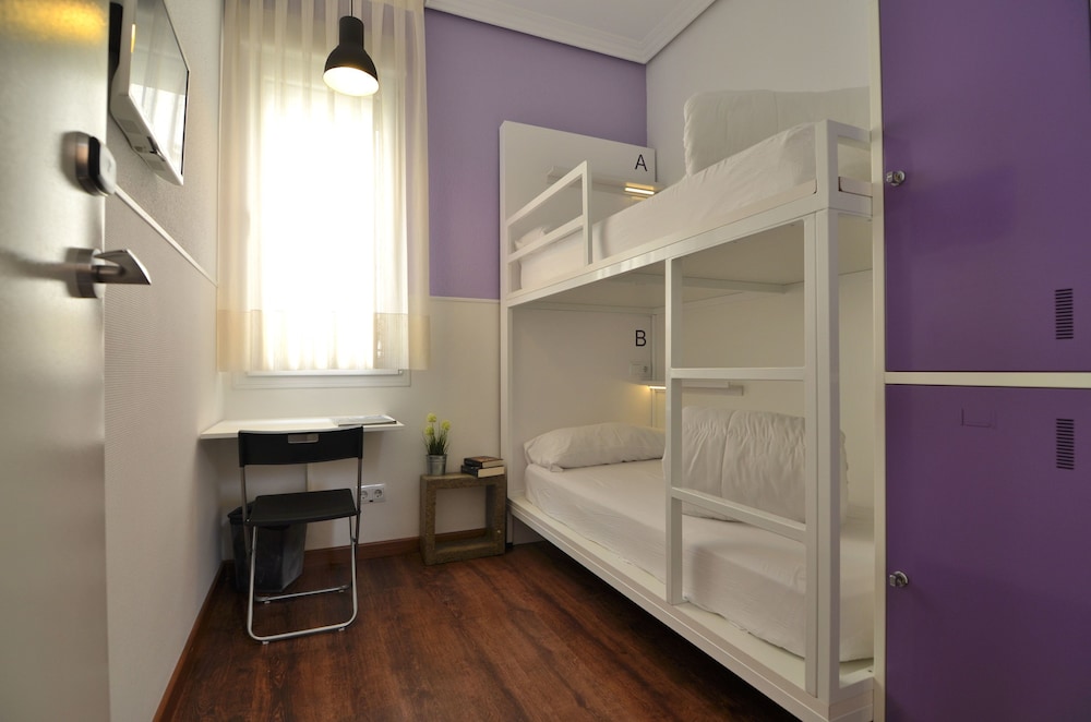 ECONOMY, SHARED BATHROOM