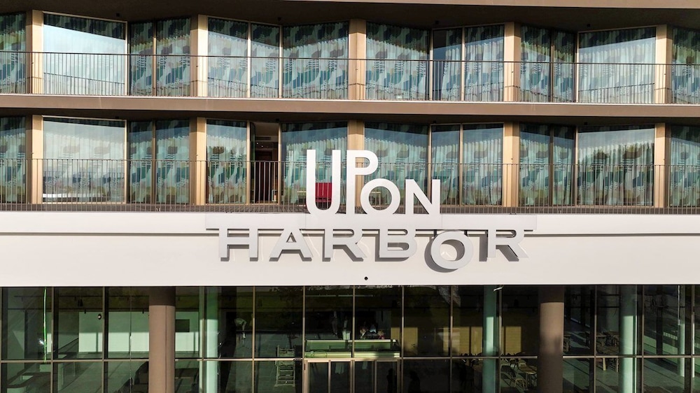 Upon Harbor - Seixal Bay Hotel 2/50