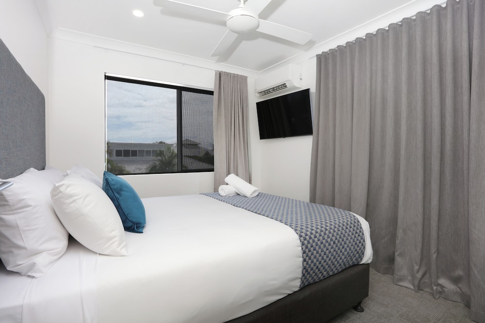 3 BEDROOMS, APARTMENT, KING BED, 1 QUEEN AND 1 DOUBLE BED