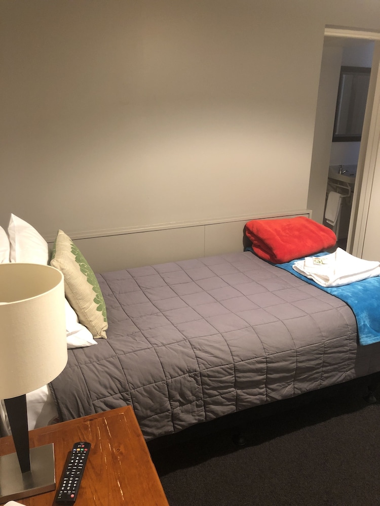 ROOM, SINGLE