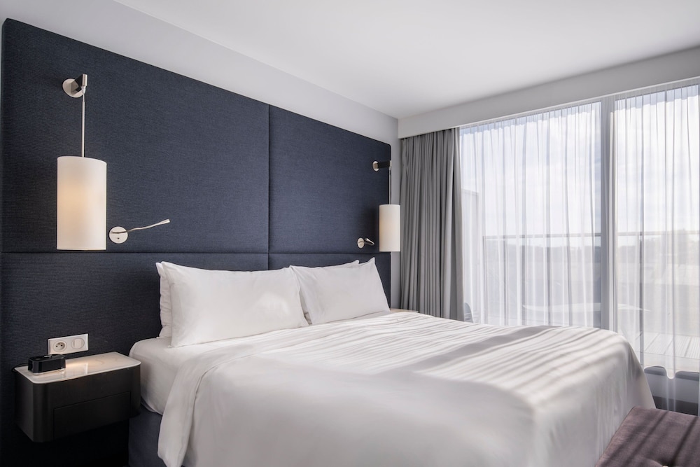 غرفة بسرير كينج بشرفة بإطلالة، Renaissance Paris Arc de Triomphe Hotel 2/10