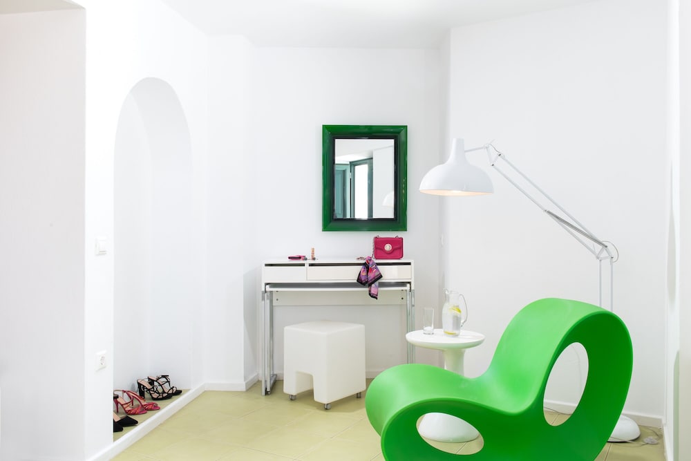 AVANT GARDE SUITES 37/82