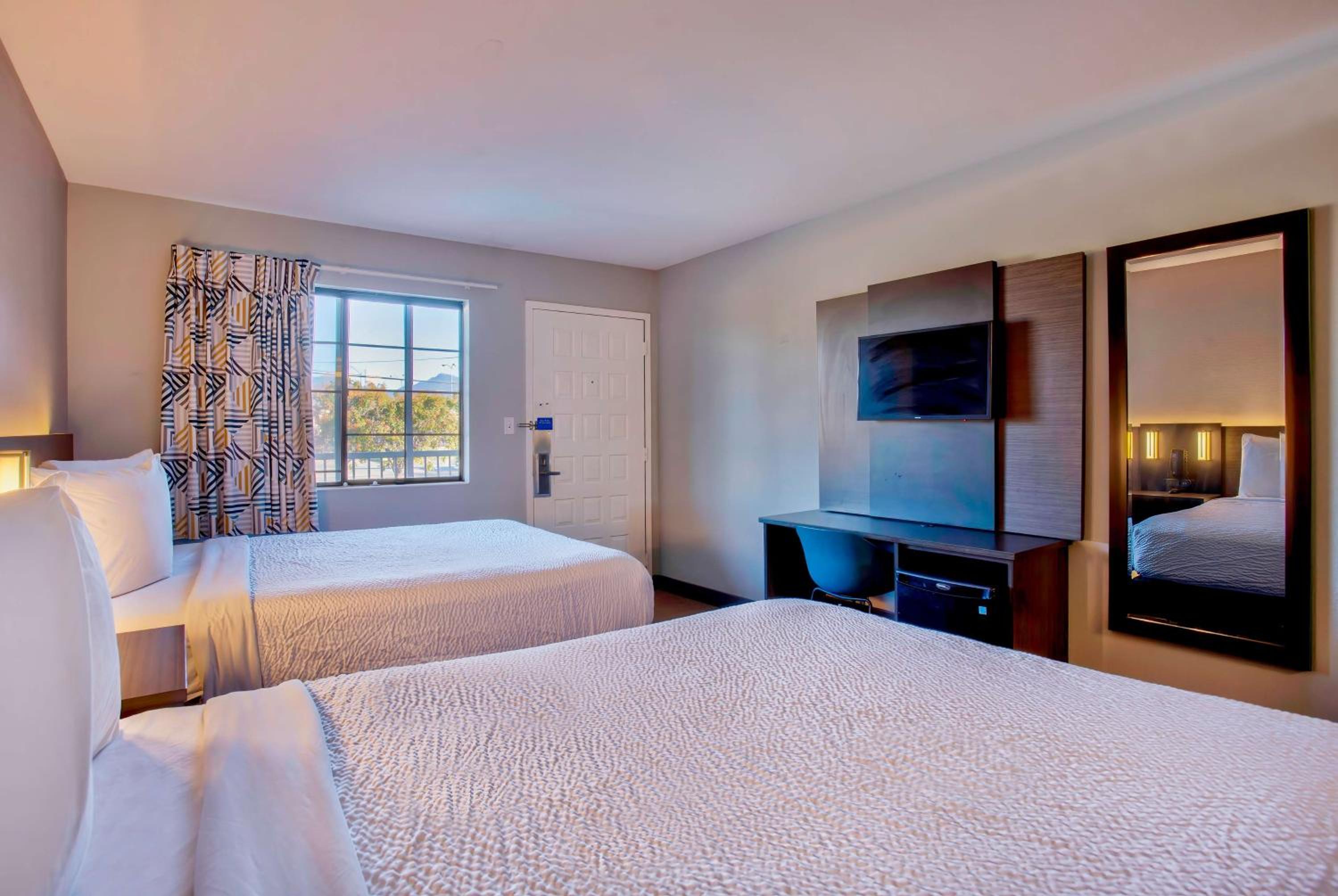 2 Queen Beds - Mini Fridge