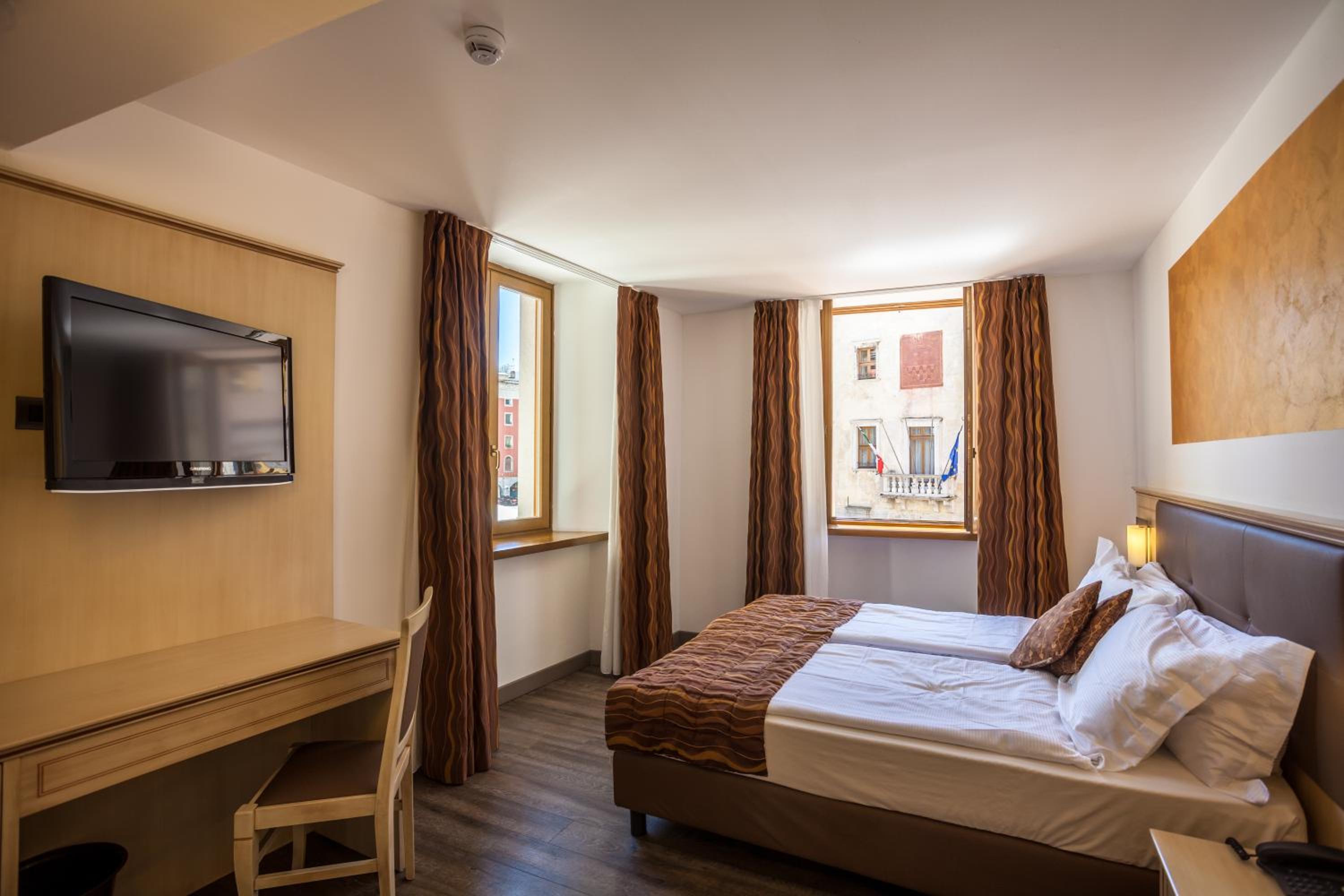 SUPERIOR, DOUBLE OR TWIN BED