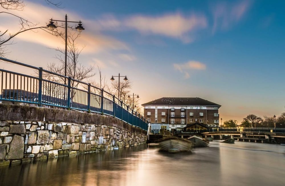 Riverside Hotel 46/50