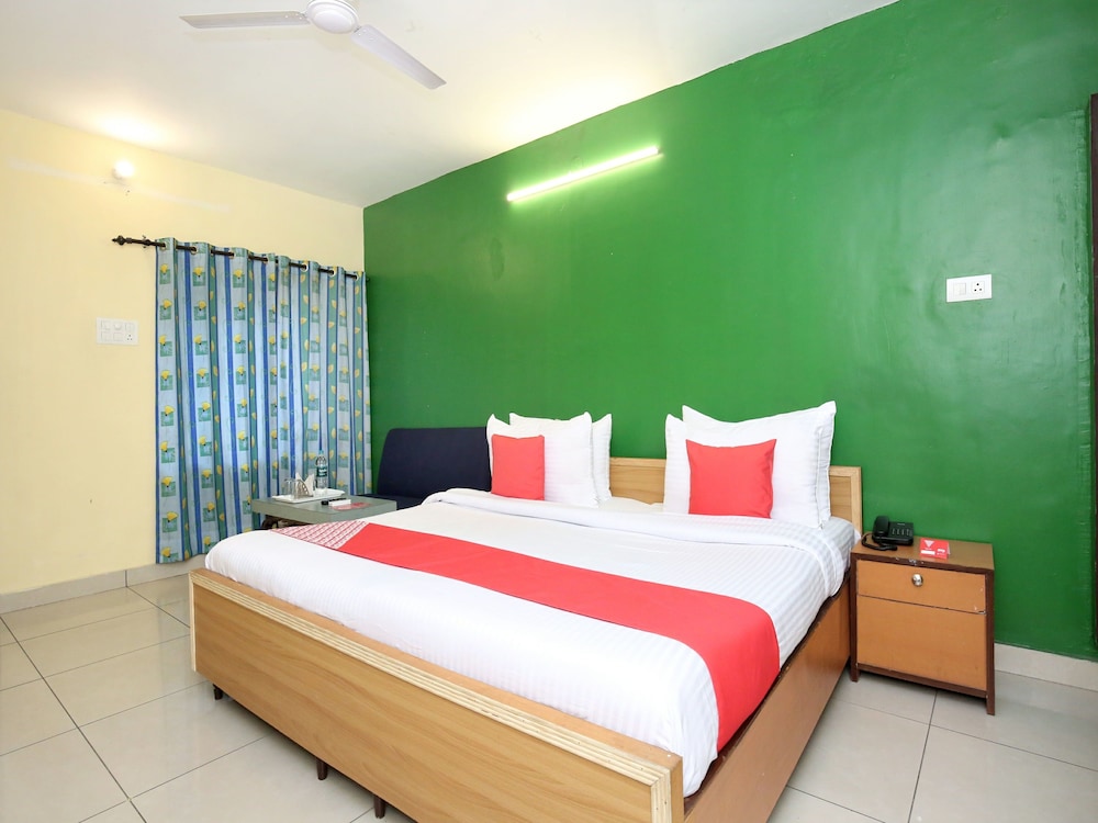 Oyo 4256 Hotel Rajmahal 10/16