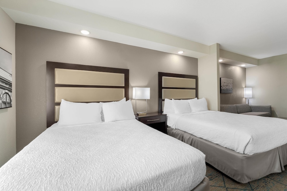 Suite, 2 Queen Beds, Sofa, Accessible
