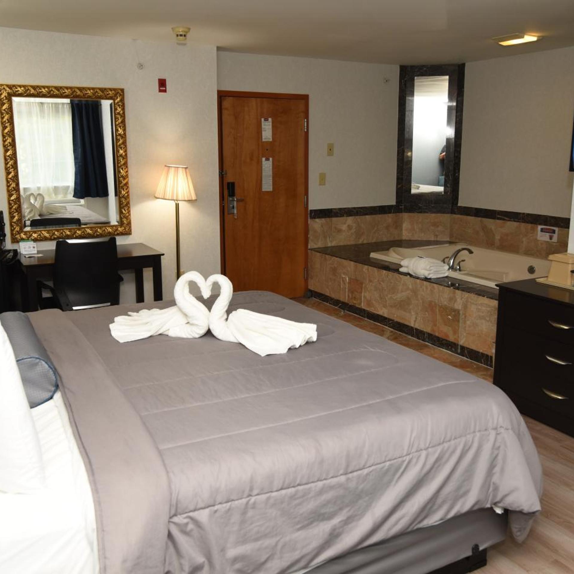 Deluxe, King Bed, Hot Tub
