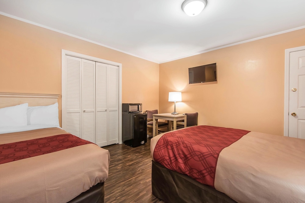 Econo Lodge Cornersville I-65 17/46