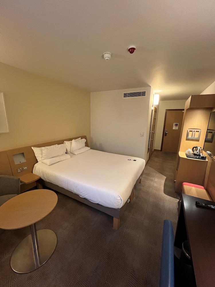NOVOTEL READING CENTRE 32/80