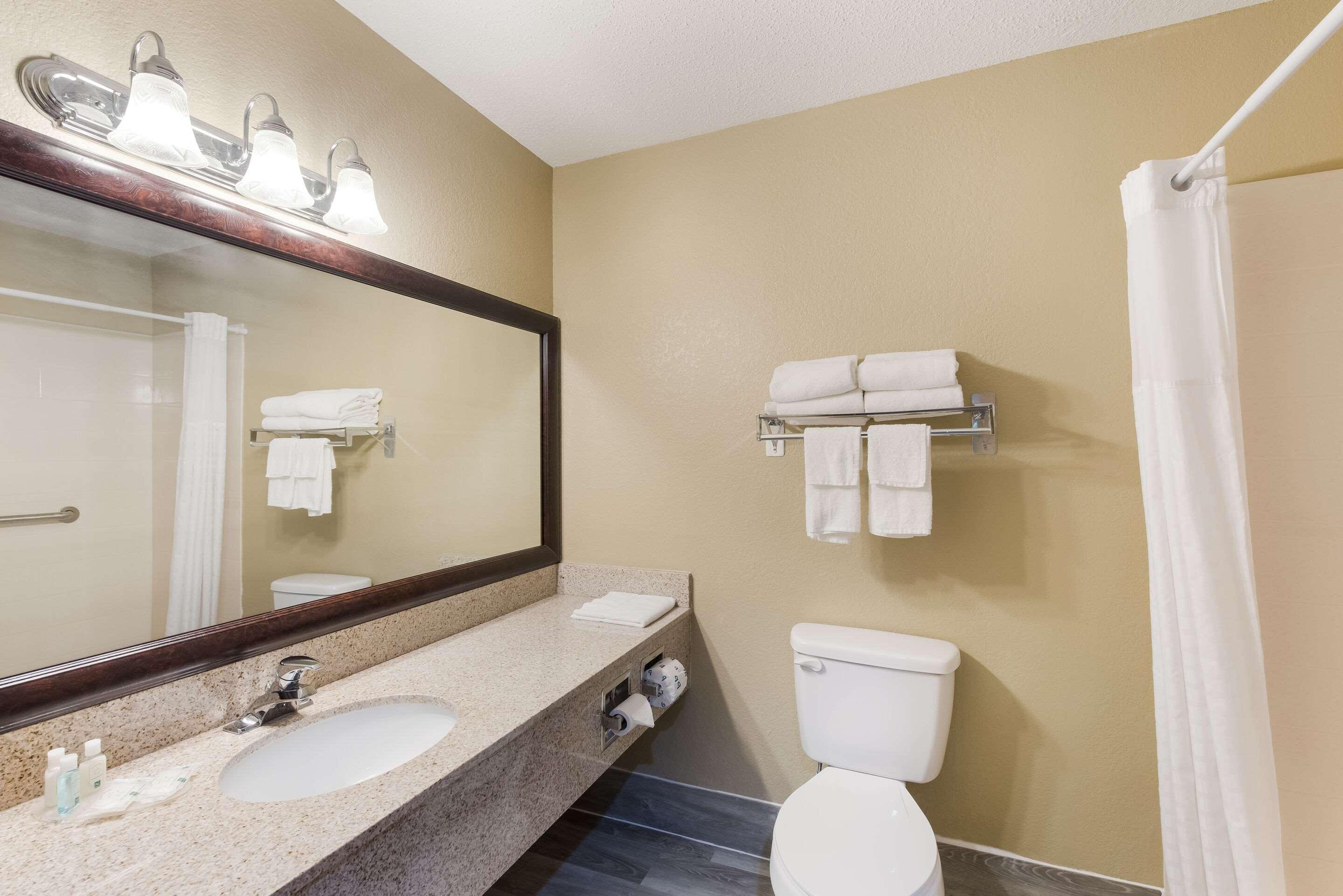 غرفة بسرير كينج، Quality Inn Upper Sandusky OH 4/4