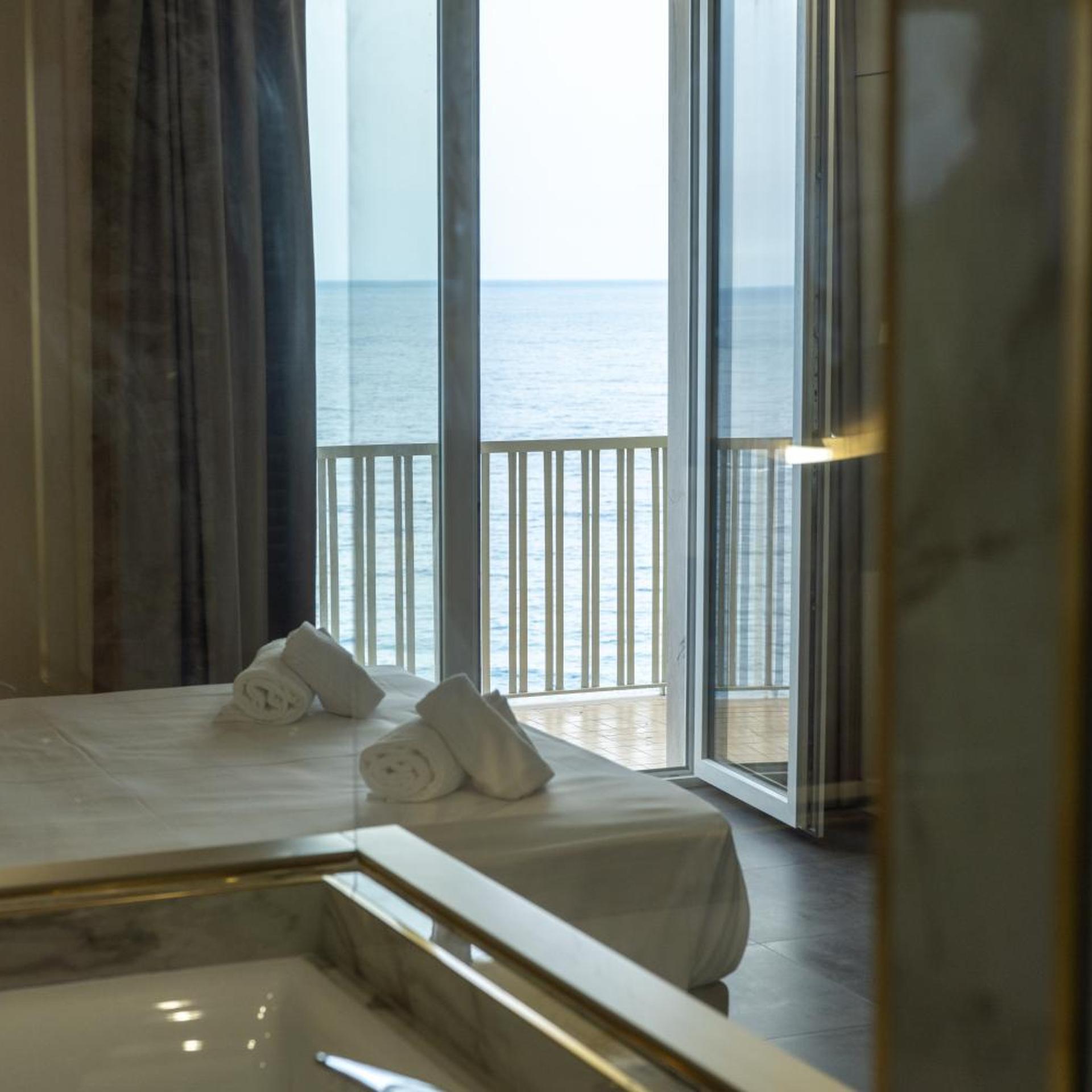 جناح ملكي بجاكوزي، Palace Hotel 8/10