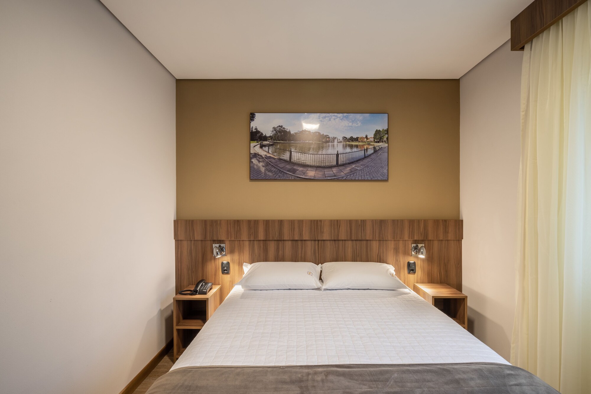ECONOMY, QUEEN BED