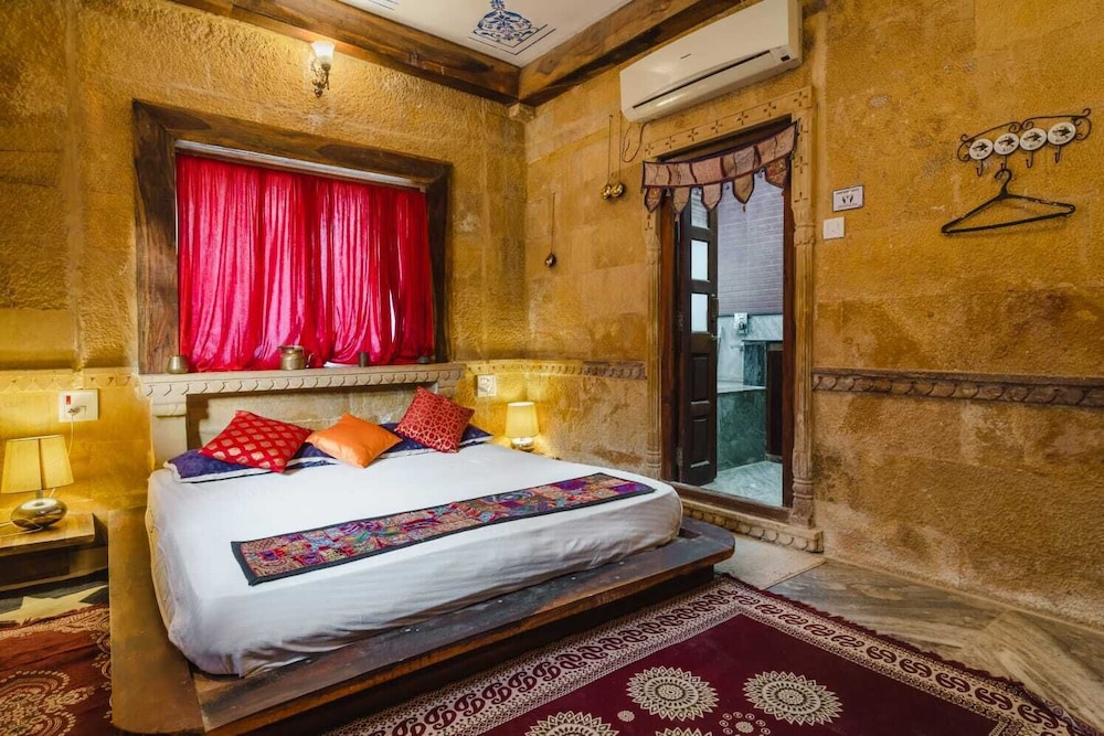 Superior, King Bed, Fort View