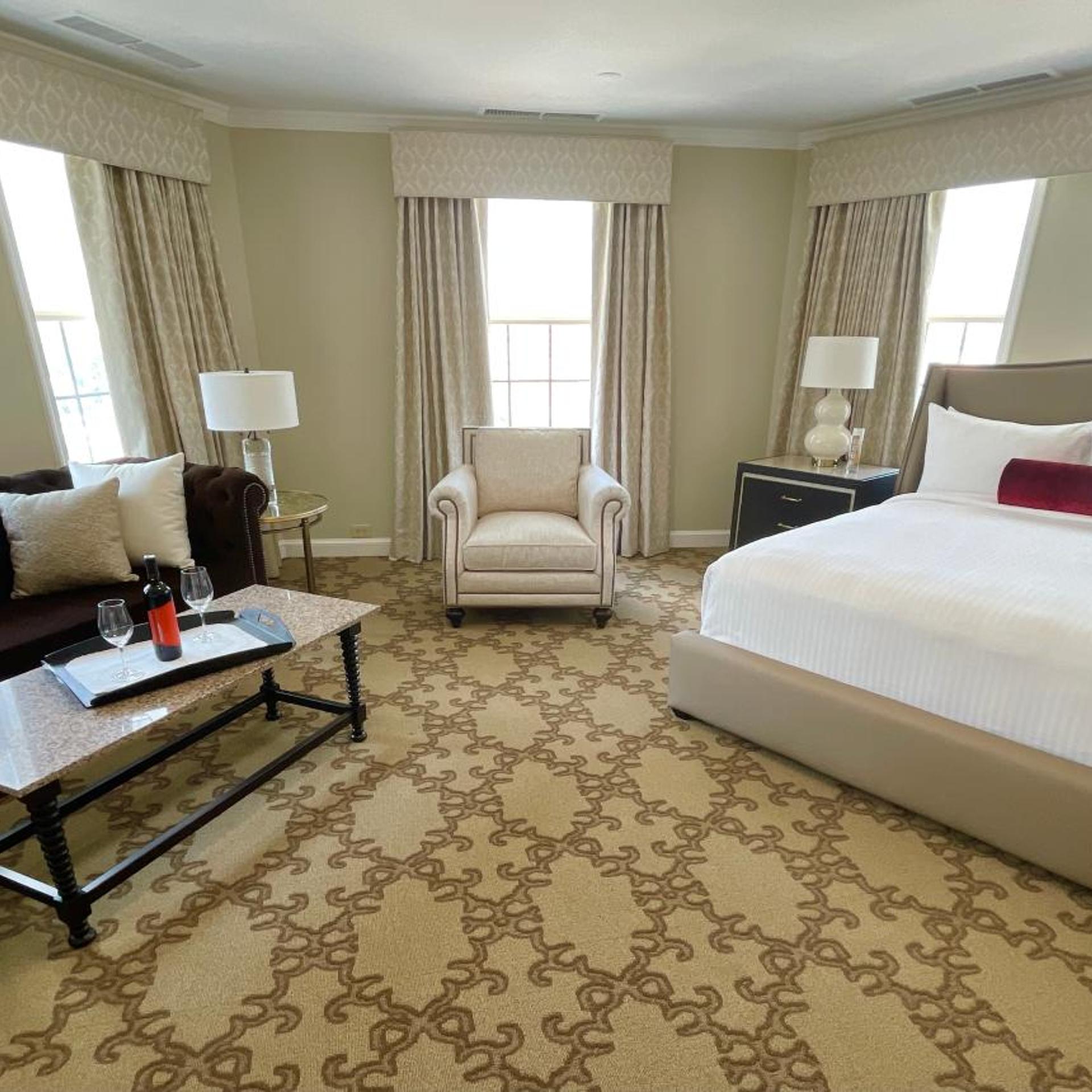 JUNIOR SUITE, KING BED
