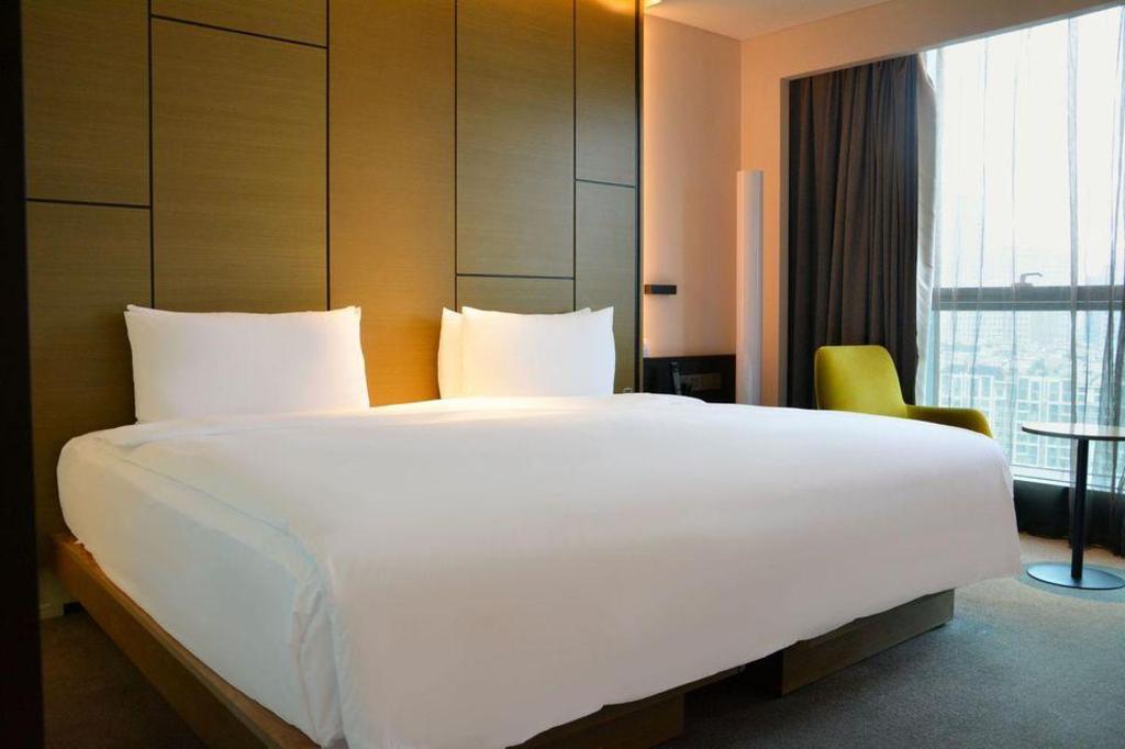 Room, City View