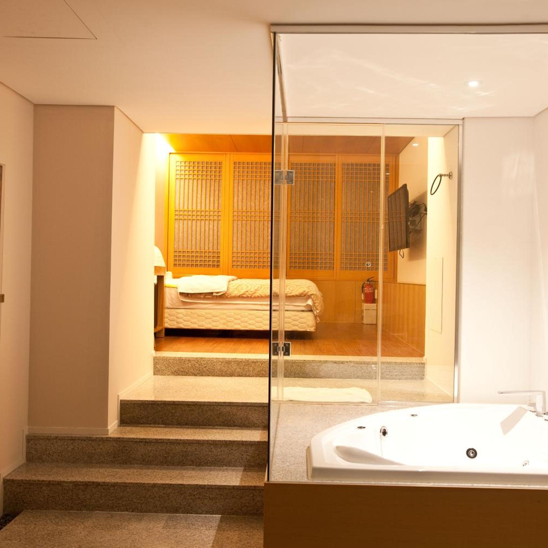 Yuwon Hotel 53/57