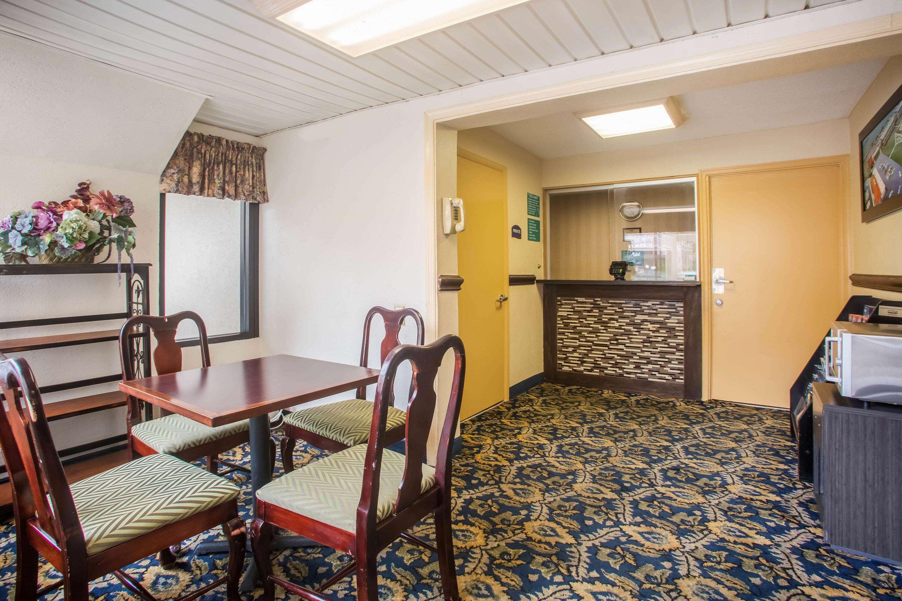 Howard Johnson Inn College Park 6/10
