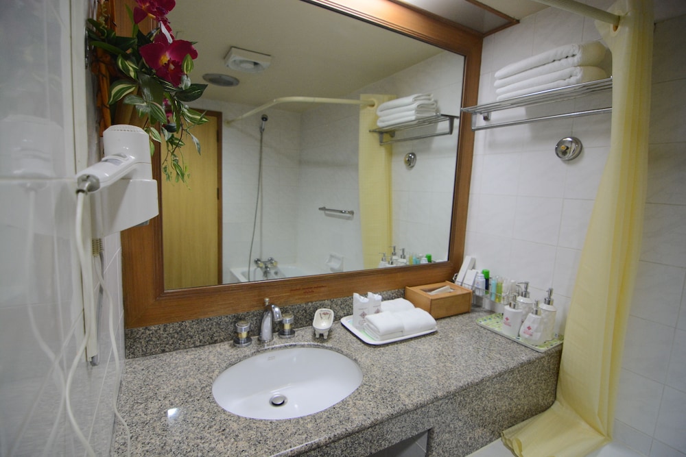 Charoen Hotel 67/71
