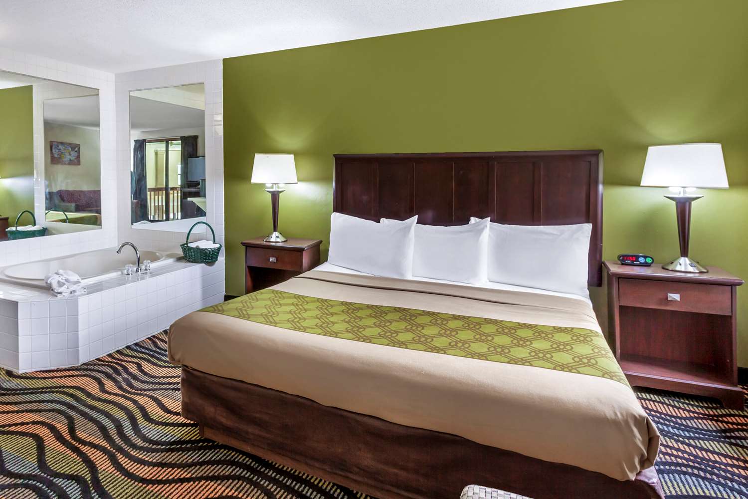 Econo Lodge Inn and Suites Oconto WI 13/30