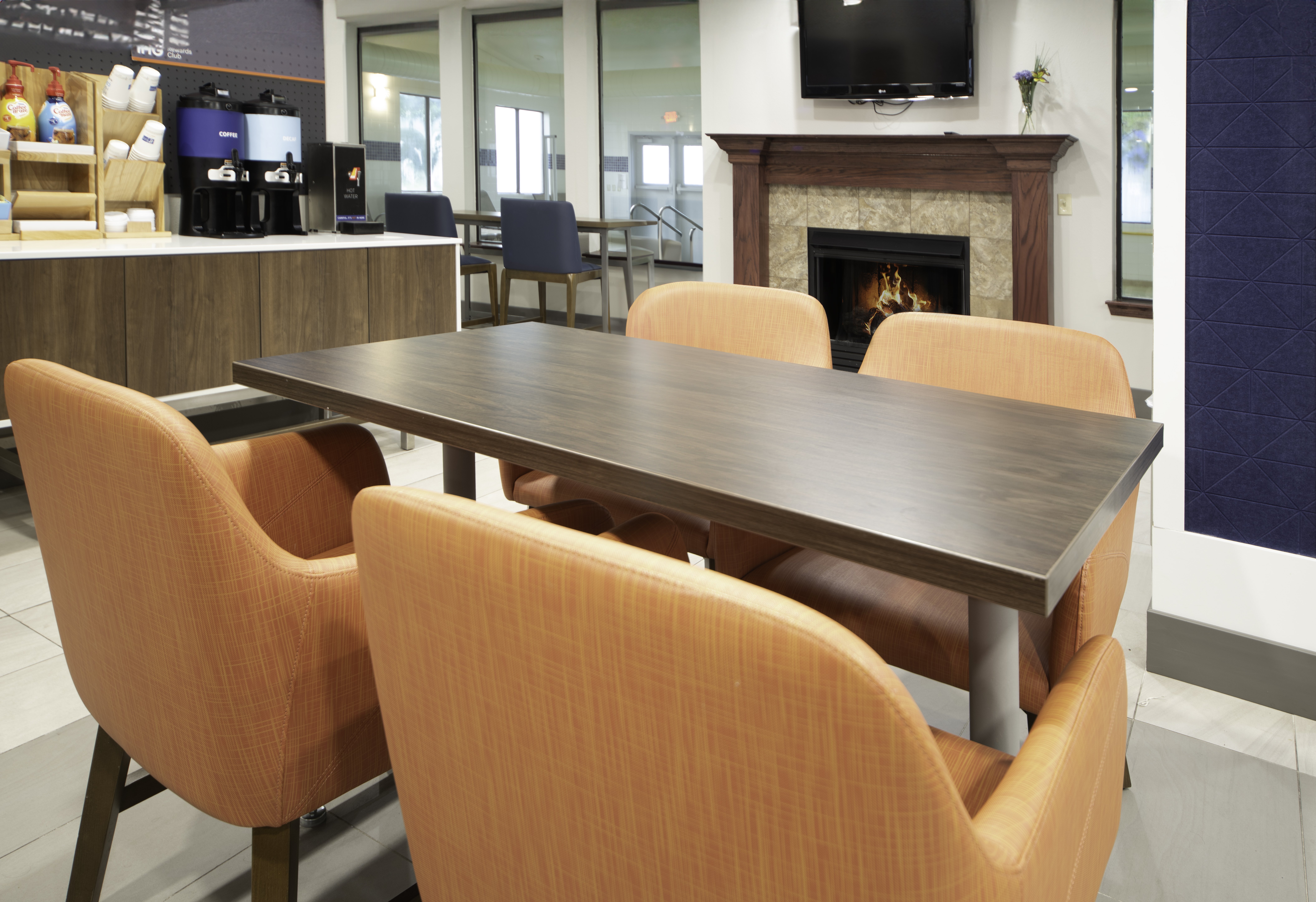 Holiday Inn Express Hotel And Suites St Charles 55/56