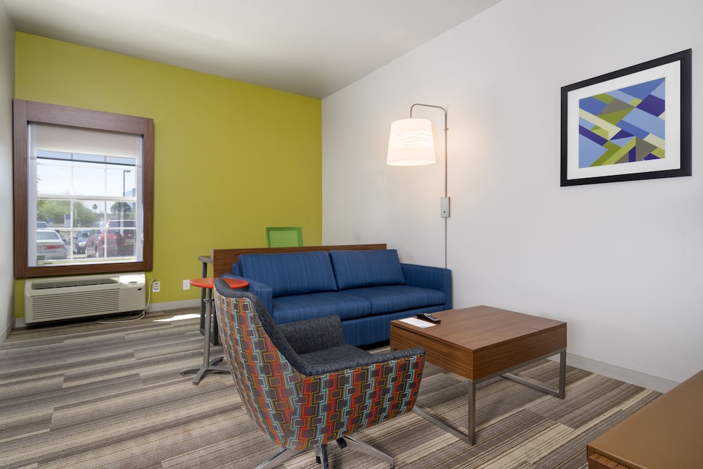 Holiday Inn Express Hotel And Suites Phoenix Airport 43/56