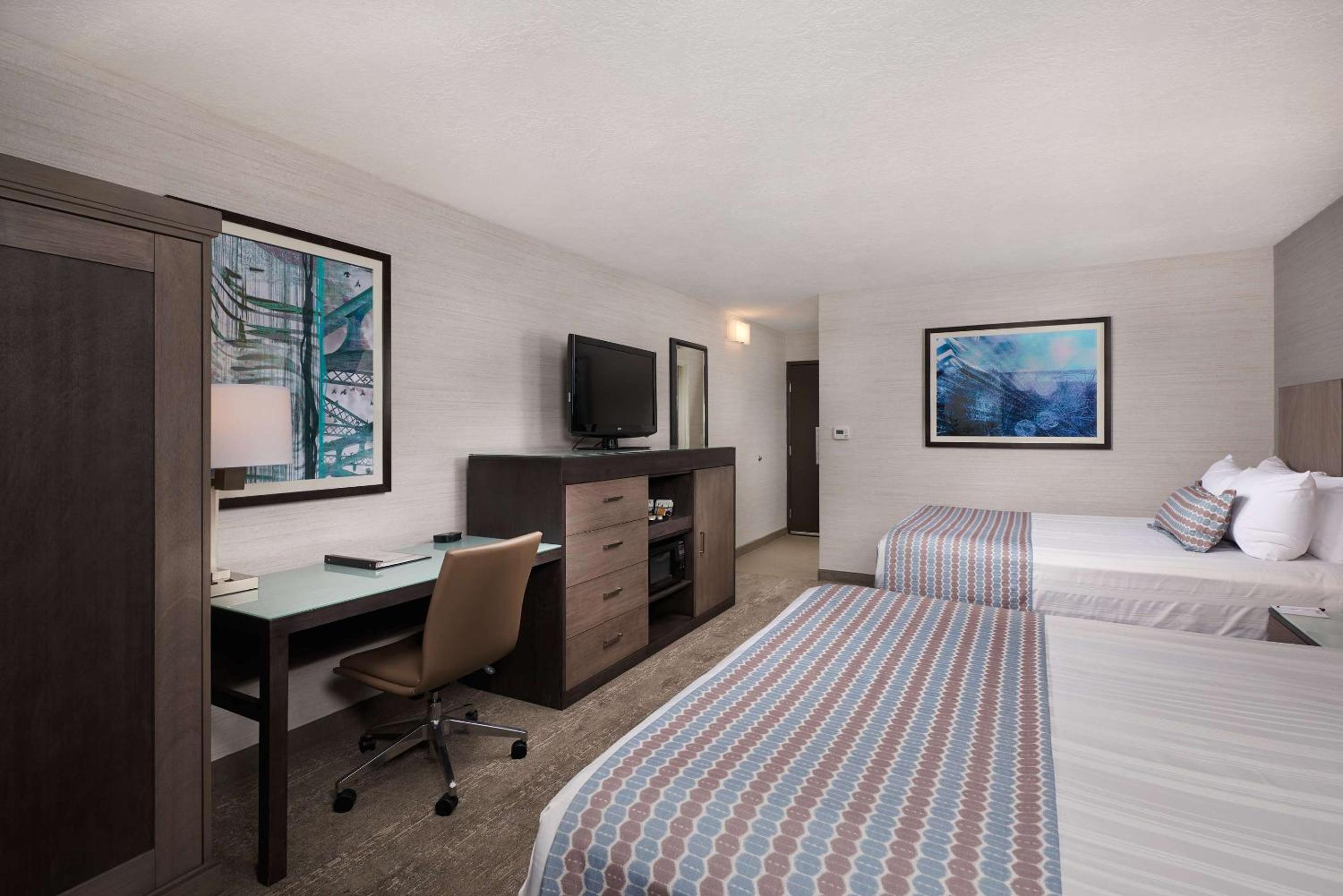 غرفة بسريرين كوين بإطلالة على البحر بحوض استحمام لذوي الإعاقة، Best Western Plus Agate Beach Inn 3/4