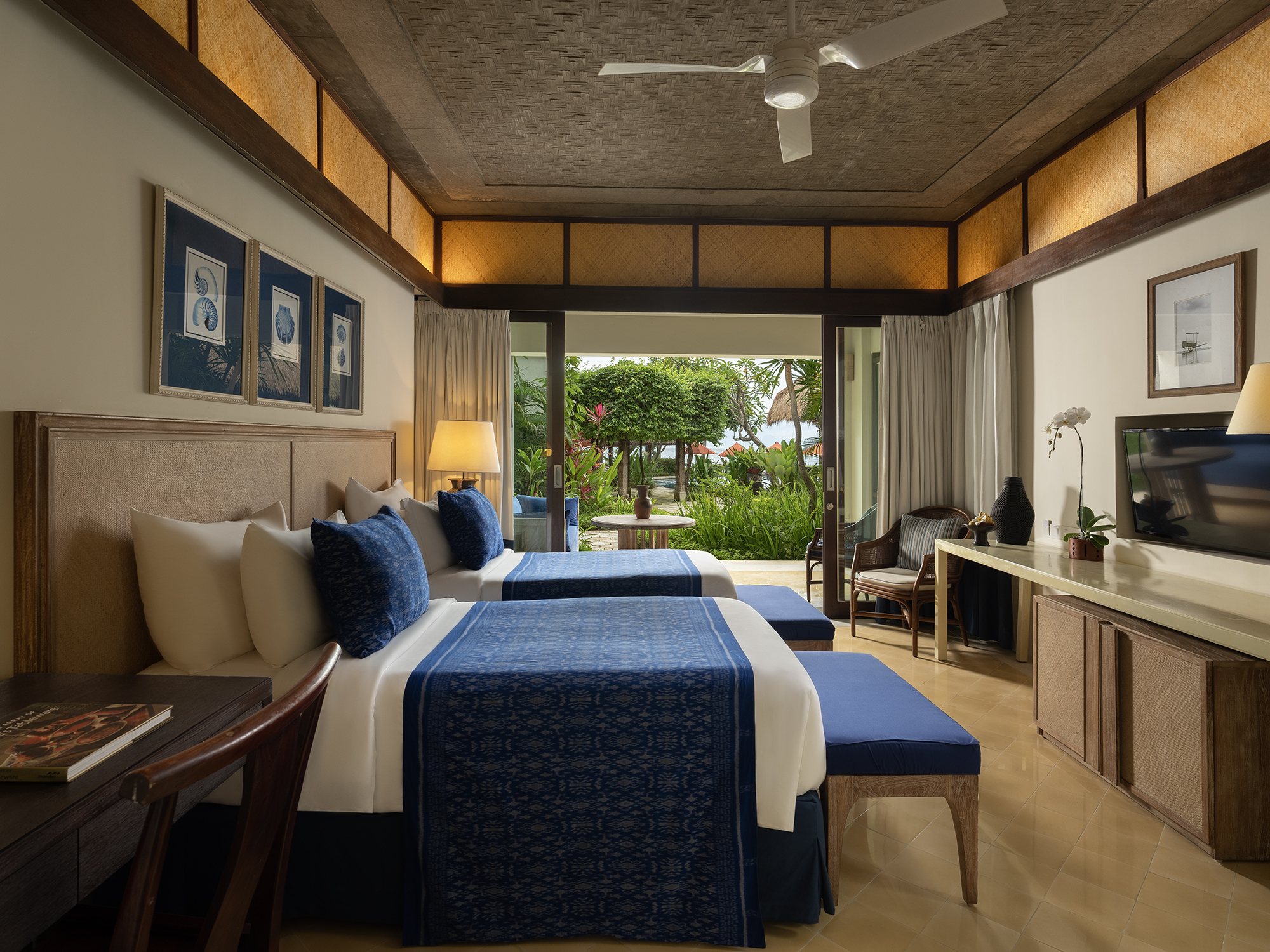Suite, King Bed, Partial Ocean View
