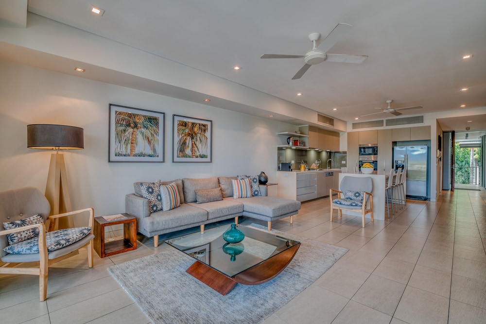 Coconut Grove Port Douglas 26/50