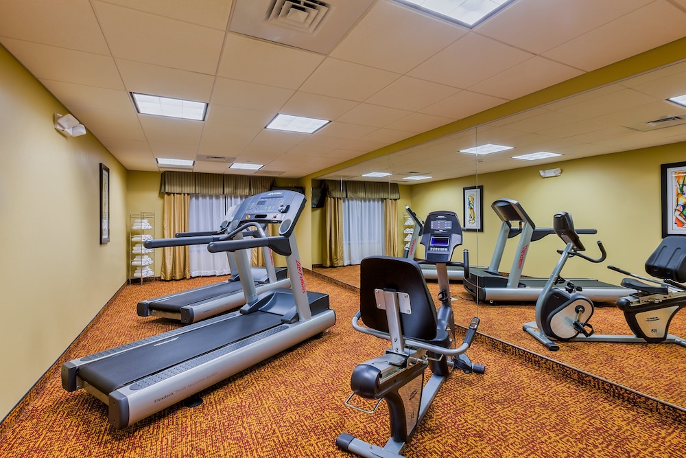 Holiday Inn Express Hotel and Suites Salina 34/62