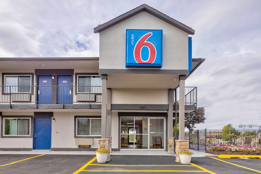 Motel6 Oshkosh, WI 54/67