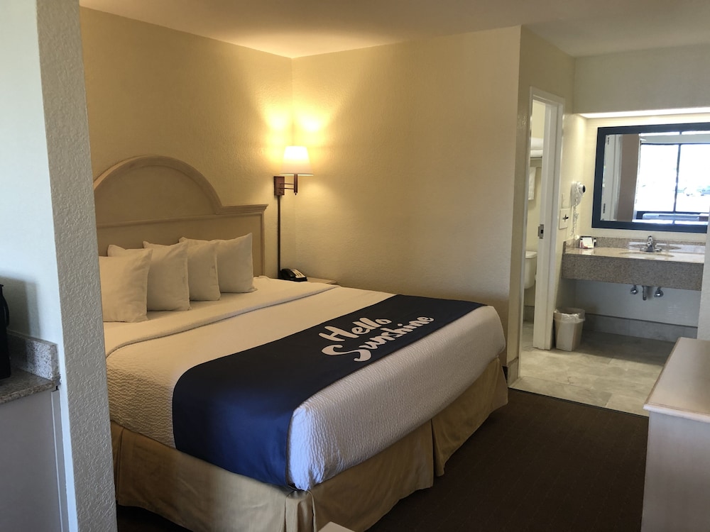 Days Inn & Suites by Wyndham Navarre - near Beaches/Hurlburt 9/27